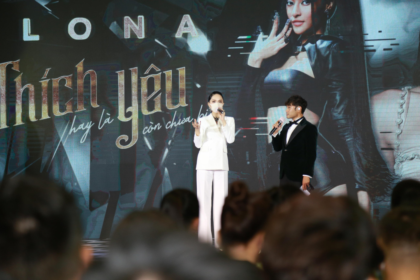 Hoa hậu Hương Giang diện "cây trắng" đến chung vui với Kiều Loan