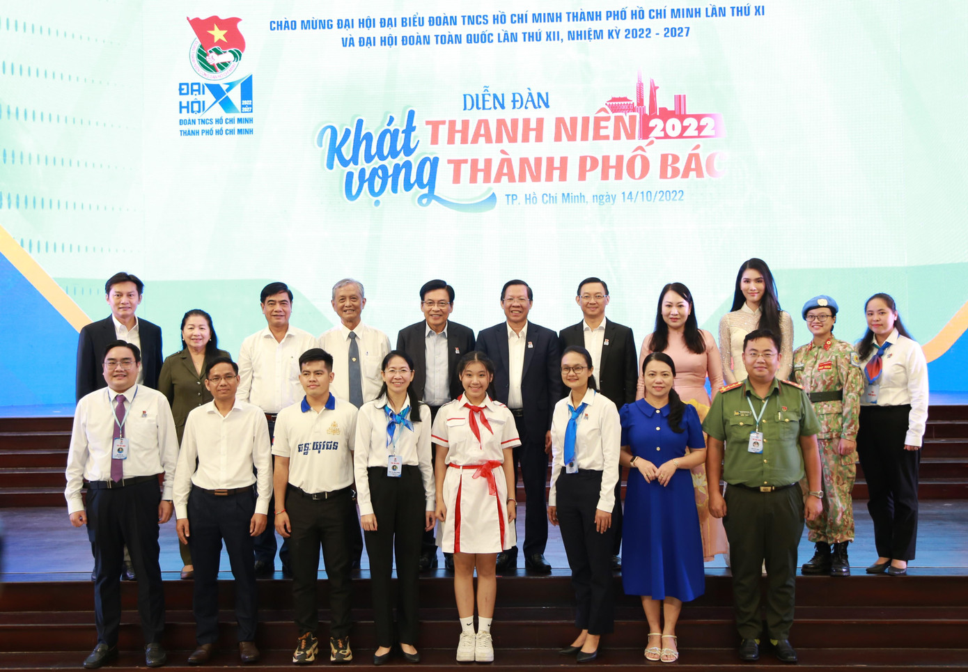 Lãnh đạo TPHCM chụp ảnh cùng bạn trẻ.