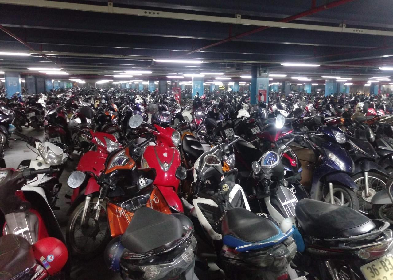 Các bãi đỗ xe trên địa bàn thành phố đang trở nên quá tải lâu nay. Ảnh: Ngô Tùng Các bãi đỗ xe trên địa bàn thành phố đang trở nên quá tải lâu nay. Ảnh: Ngô Tùng