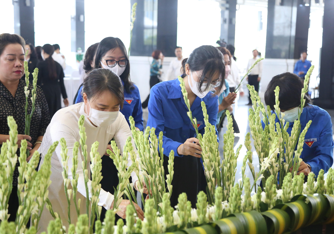 Các bạn trẻ tri ân, tưởng nhớ những người đã hết mình cống hiến và hy sinh, qua đời vì đại dịch.