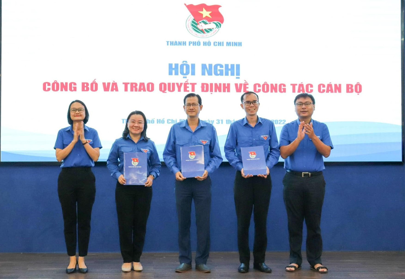Phó Bí thư Thành Đoàn TPHCM Trương Minh Tước Nguyên, Phó Bí thư Thành Đoàn TPHCM Trần Thu Hà trao quyết định cho các anh chị (từ trái qua): Mai Kim Tuyền, Trần Ngọc Tuấn, Huỳnh Công Trình. Ảnh: Thành Đoàn.