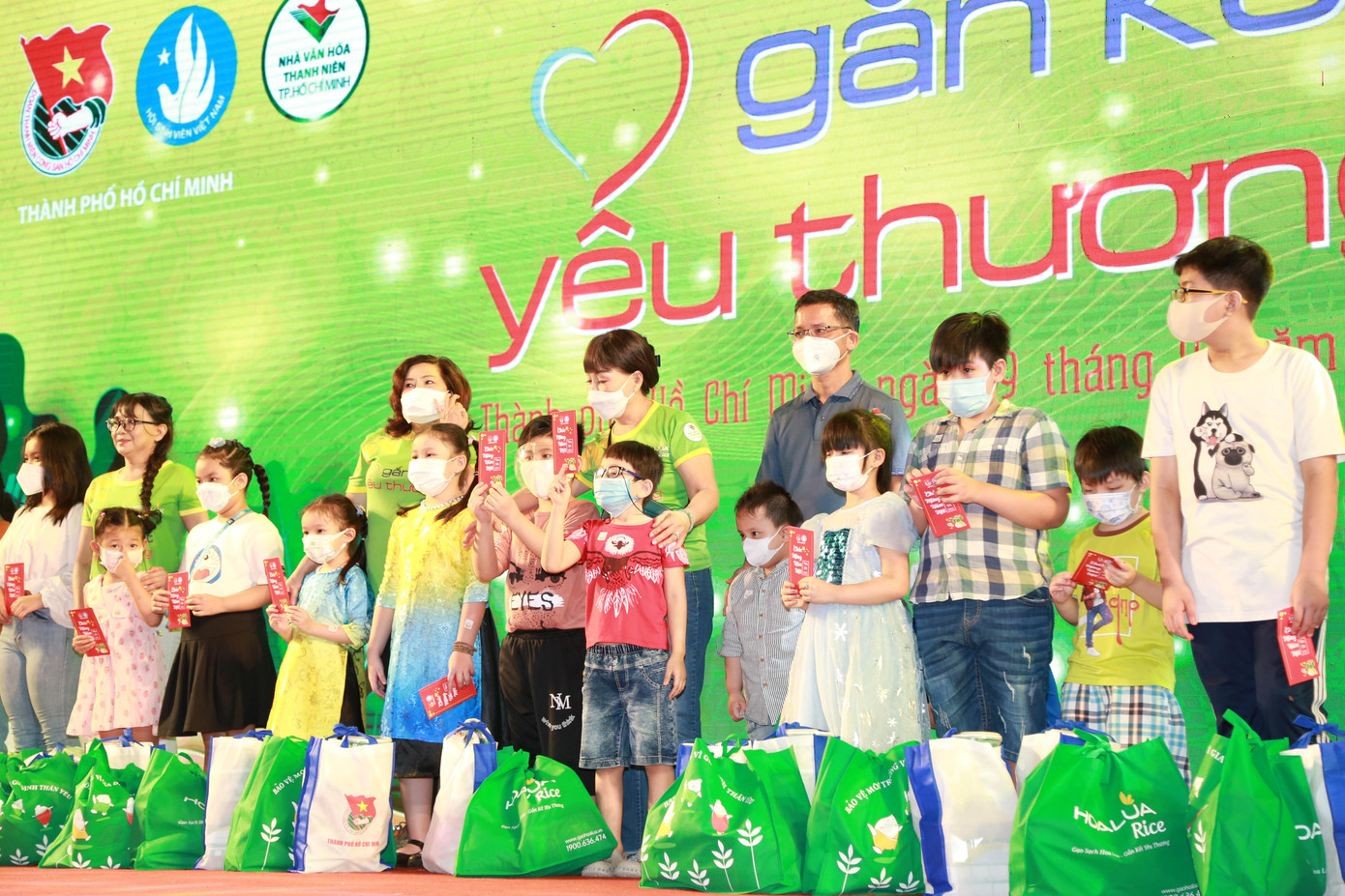 Chương trình trao tặng quà Tết và lì xì cho 500 bạn nhỏ có hoàn cảnh khó khăn ở nhiều quận, huyện của TPHCM. Chương trình trao tặng quà Tết và lì xì cho 500 bạn nhỏ có hoàn cảnh khó khăn ở nhiều quận, huyện của TPHCM.