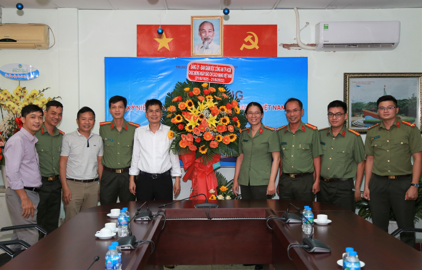 Lãnh đạo Phòng An ninh chính trị nội bộ Công an TPHCM gửi tặng lẵng hoa của Ban Giám đốc Công an TPHCM đến báo Tiền Phong. Lãnh đạo Phòng An ninh chính trị nội bộ Công an TPHCM gửi tặng lẵng hoa của Ban Giám đốc Công an TPHCM đến báo Tiền Phong.