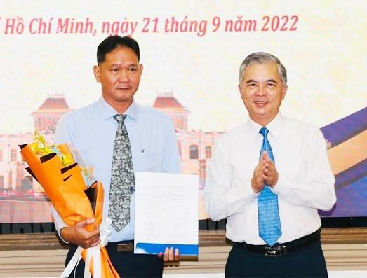 Phó Chủ tịch UBND TPHCM Ngô Minh Châu trao quyết định bổ nhiệm cho ông Trương Thanh Bình (trái). Ảnh: HCMCPV.ORG.VN Phó Chủ tịch UBND TPHCM Ngô Minh Châu trao quyết định bổ nhiệm cho ông Trương Thanh Bình (trái). Ảnh: HCMCPV.ORG.VN
