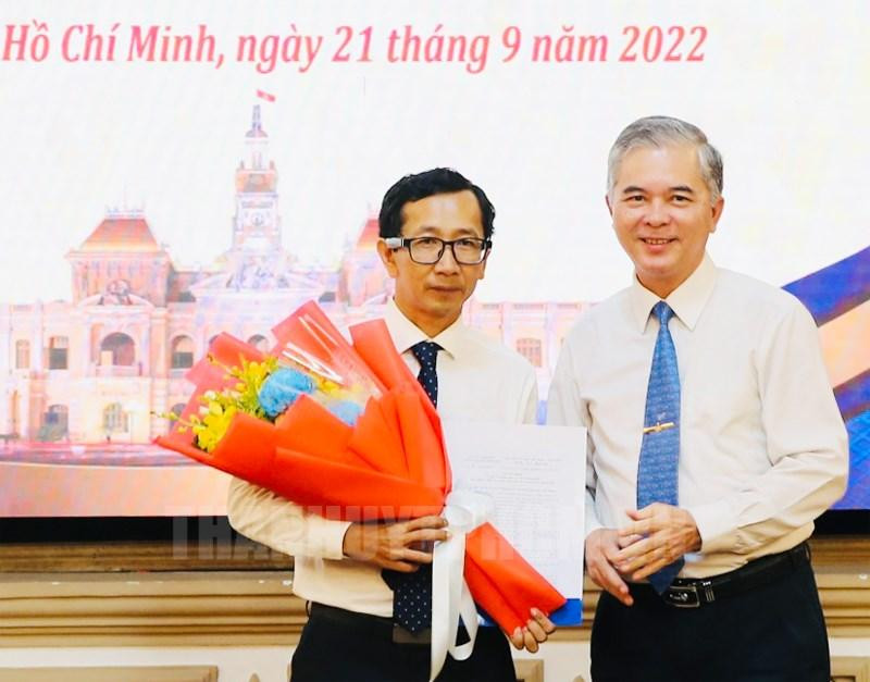 Phó Chủ tịch UBND TPHCM Ngô Minh Châu trao quyết định bổ nhiệm cho ông Dương Thành Công (trái). Ảnh: HCMCPV.ORG.VN Phó Chủ tịch UBND TPHCM Ngô Minh Châu trao quyết định bổ nhiệm cho ông Dương Thành Công (trái). Ảnh: HCMCPV.ORG.VN