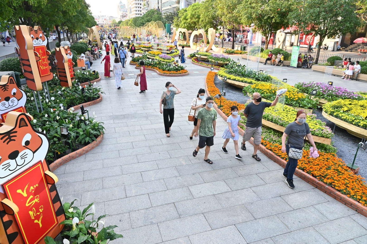 Những ngày qua, đường hoa này thu hút đông đúc người dân đến tham quan, thưởng ngoạn mỗi ngày - Ảnh: Quốc Thanh