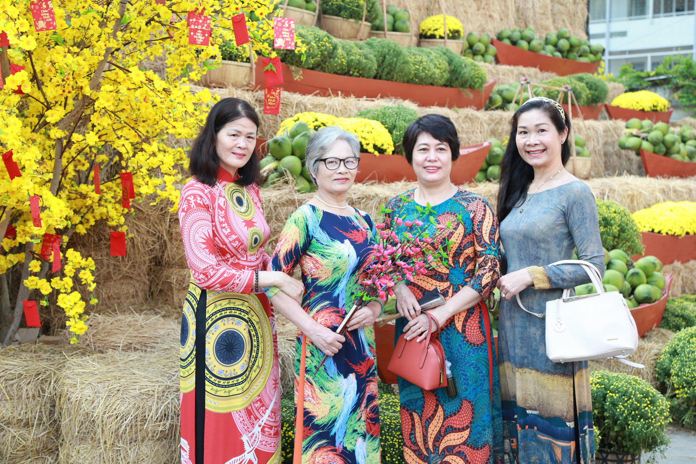 Bạn trẻ đến với không gian Tết cổ truyền, khoe sắc giữa 'rừng' mai vàng rực rỡ ảnh 13 Bạn trẻ đến với không gian Tết cổ truyền, khoe sắc giữa 'rừng' mai vàng rực rỡ ảnh 13