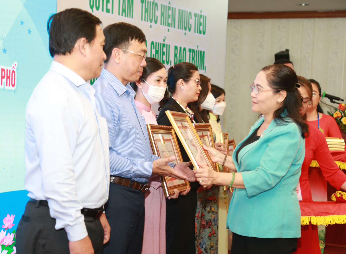 Chủ tịch HĐND TPHCM Nguyễn Thị Lệ tuyên dương các cá nhân tiêu biểu. Ảnh: Ngô Tùng Chủ tịch HĐND TPHCM Nguyễn Thị Lệ tuyên dương các cá nhân tiêu biểu. Ảnh: Ngô Tùng