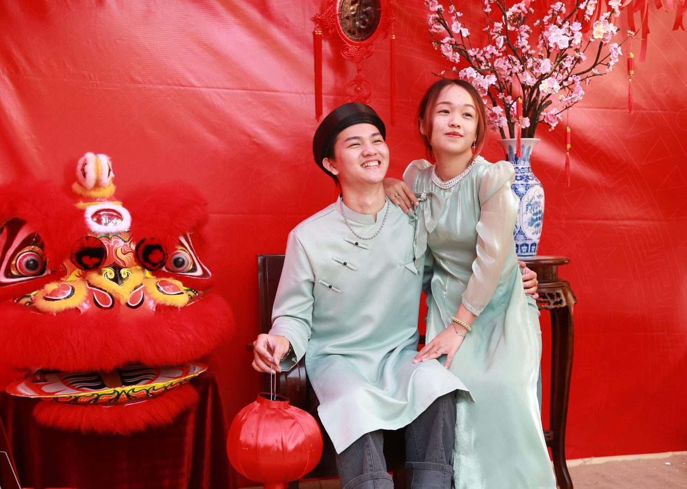 Bạn trẻ đến với không gian Tết cổ truyền, khoe sắc giữa 'rừng' mai vàng rực rỡ ảnh 3 Bạn trẻ đến với không gian Tết cổ truyền, khoe sắc giữa 'rừng' mai vàng rực rỡ ảnh 3