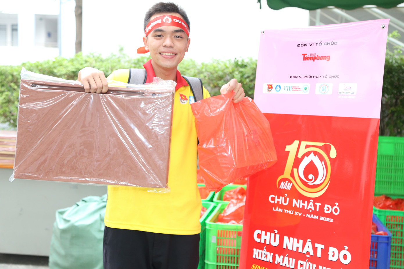 Chiến sĩ Xuân tình nguyện hào hứng nhận quà sau khi chia sẻ giọt máu nghĩa tình.