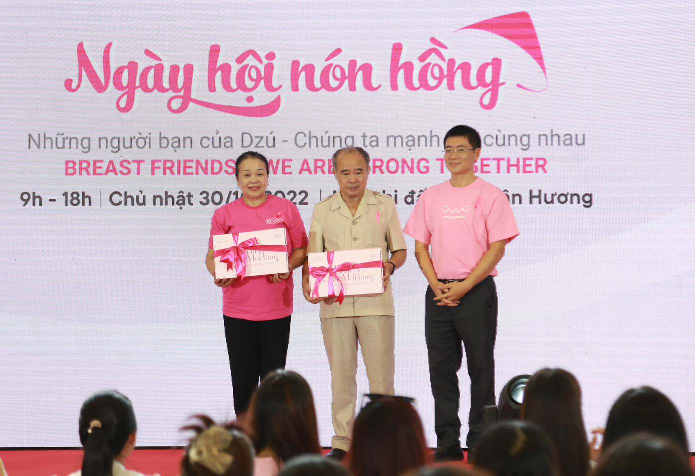 Tiếp nhận 50 bộ tóc thật để gửi tặng bệnh nhân ung thư.