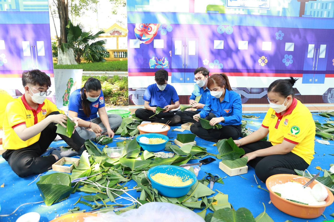 Bạn trẻ chung tay gói bánh chưng để tặng mọi người ăn Tết.
