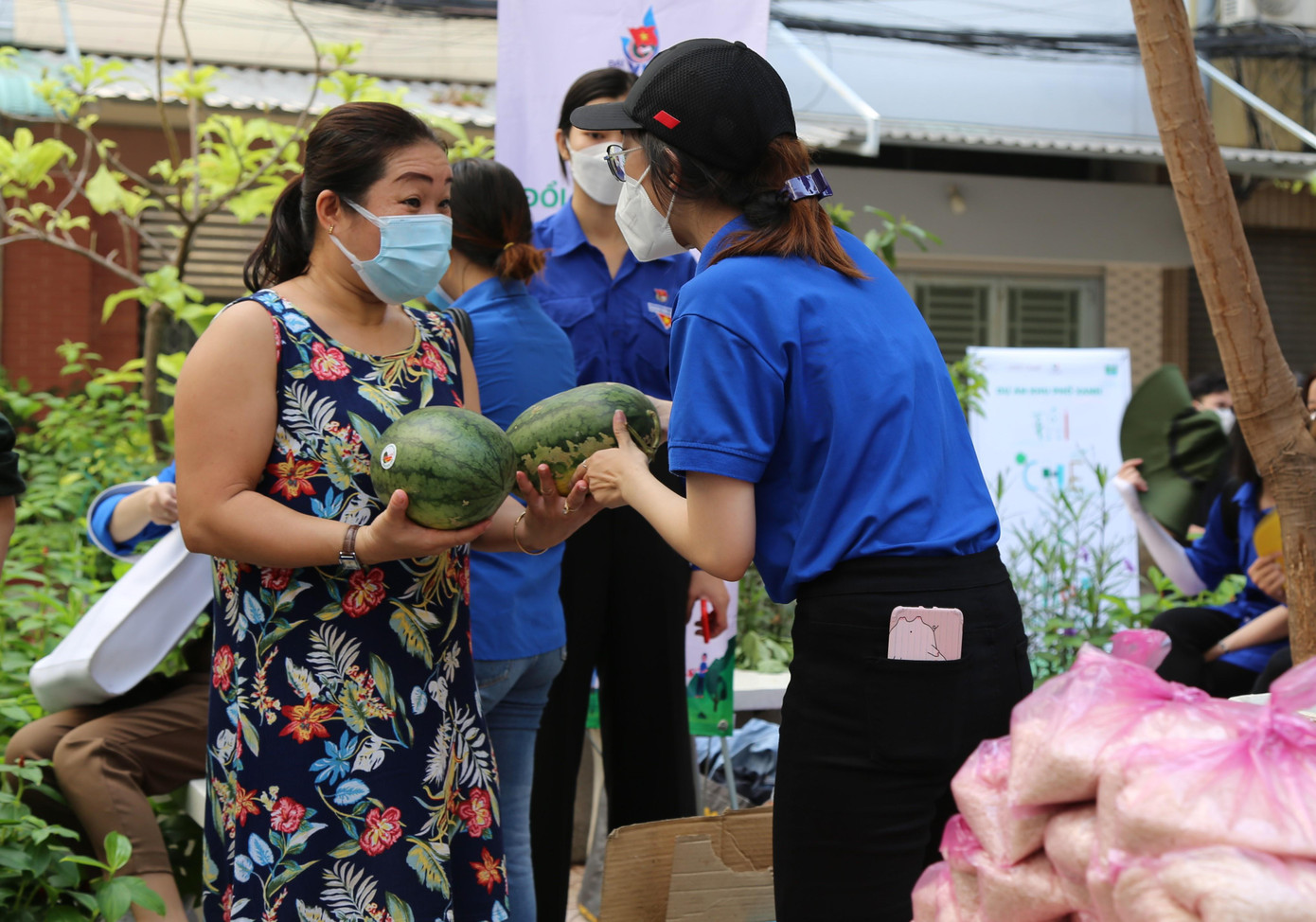 Bà con hào hứng tham gia gian hàng "Đổi rác lấy quà" trong khuôn khổ ngày hội - Ảnh: Ngô Tùng Bà con hào hứng tham gia gian hàng "Đổi rác lấy quà" trong khuôn khổ ngày hội - Ảnh: Ngô Tùng