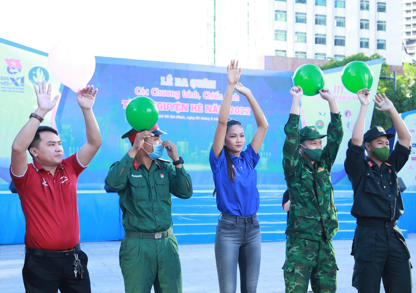 Mùa hè tình nguyện năm nay, hàng loạt văn nghệ sĩ đã quyết định đồng hành và chung sức với tuổi trẻ thành phố mang tên Bác trong những công việc, hành trình ý nghĩa trên khắp địa bàn.