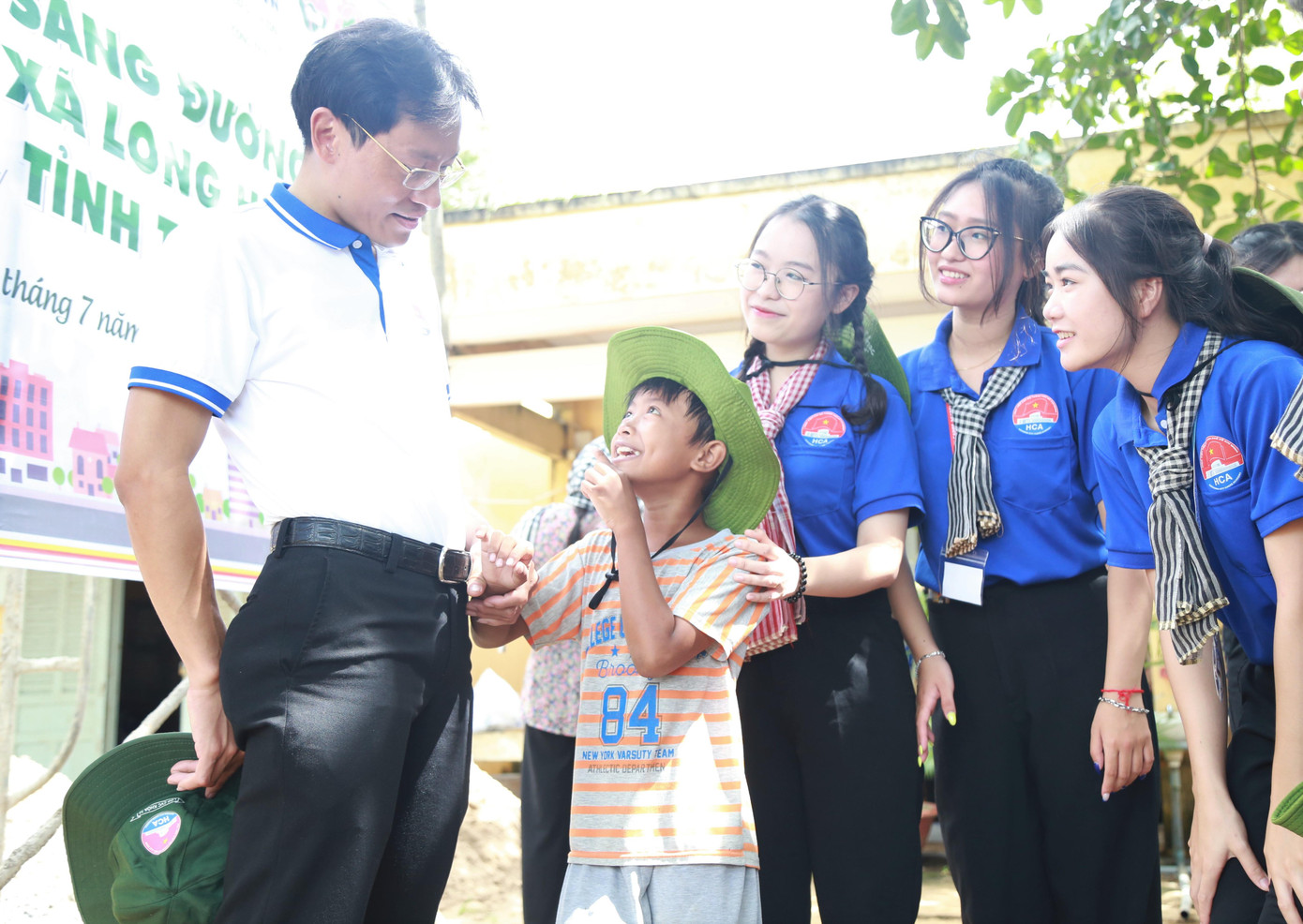 Giảng viên Học viện Cán bộ TPHCM trò chuyện với thiếu nhi và các bạn sinh viên nhà trường đang tham gia chiến dịch Mùa hè xanh tại địa phương. Giảng viên Học viện Cán bộ TPHCM trò chuyện với thiếu nhi và các bạn sinh viên nhà trường đang tham gia chiến dịch Mùa hè xanh tại địa phương.