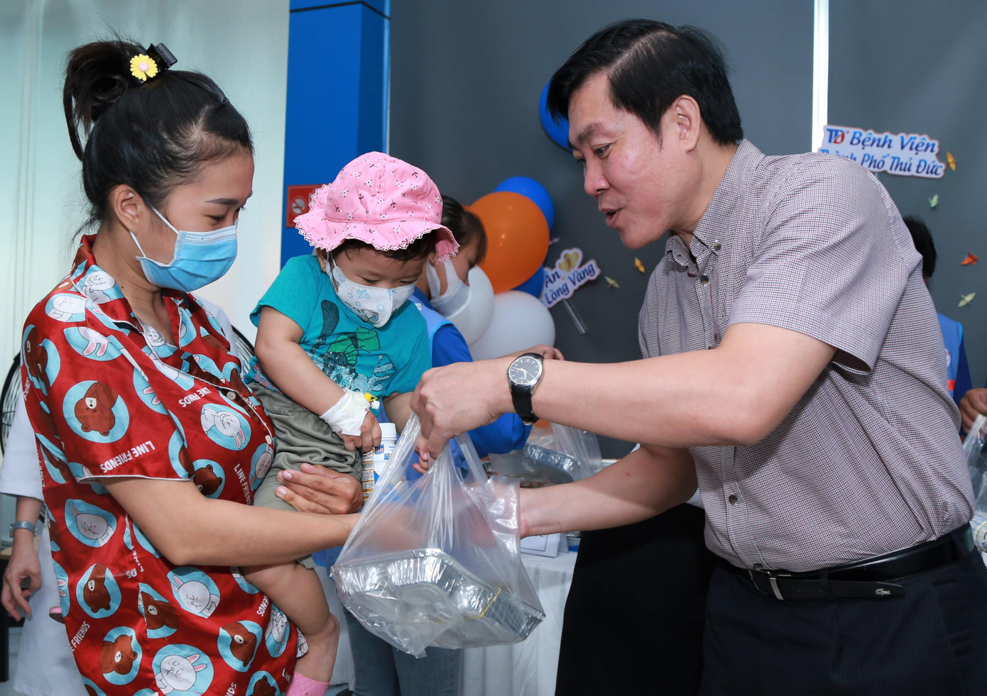 Bác sĩ Vũ Trí Thanh gửi tặng phần ăn trưa cho người thân một bệnh nhi. Bác sĩ Vũ Trí Thanh gửi tặng phần ăn trưa cho người thân một bệnh nhi.