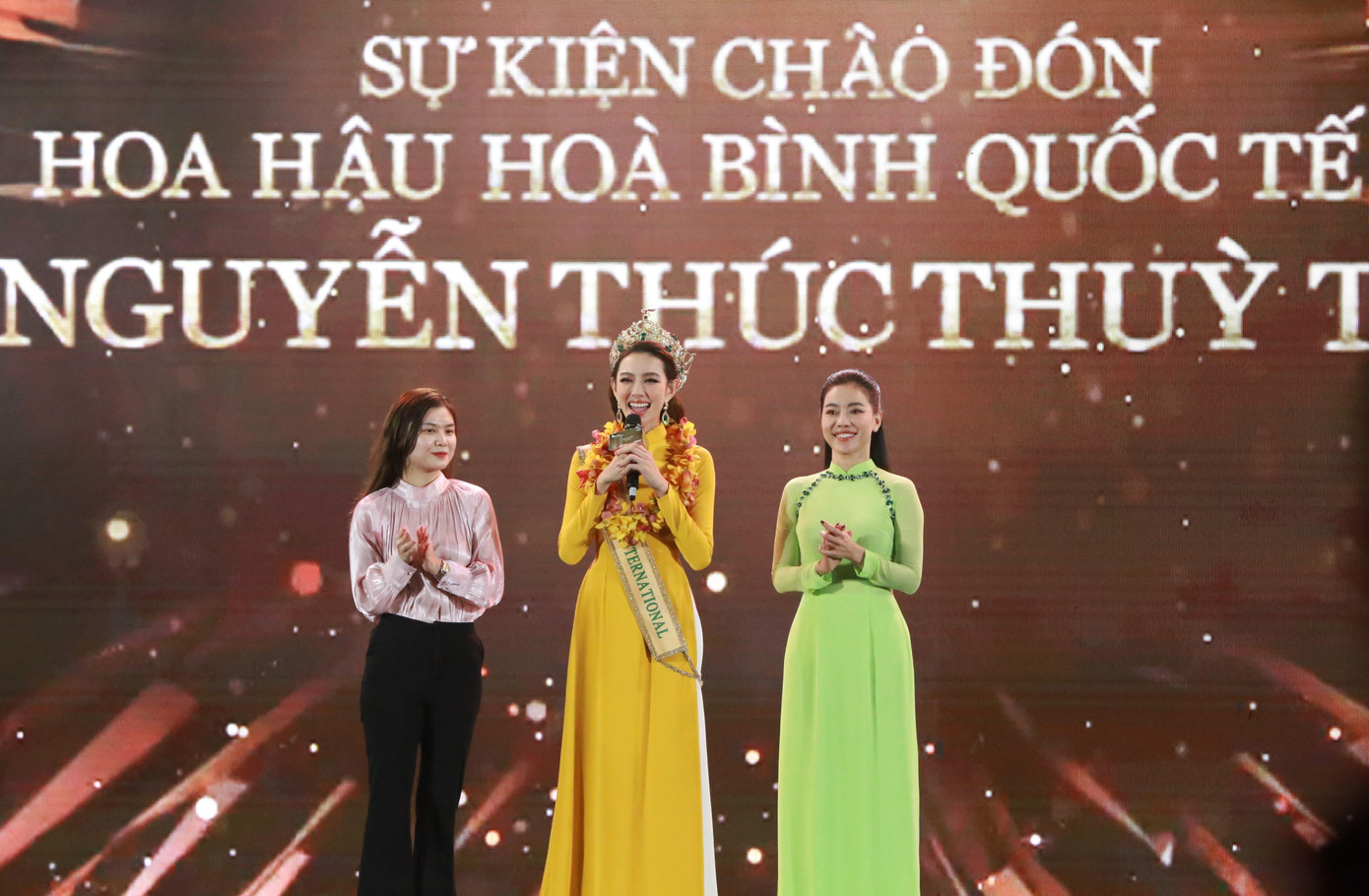 “Buổi gặp mặt chúc mừng hôm nay là yếu tố phụ thôi, mục đích lớn hơn là để Tiên trực tiếp nói lời cám ơn đến tất cả mọi người đã góp sức giúp Tiên tỏa sáng. Tiên sẽ cố gắng hết sức để có một nhiệm kỳ khiến Việt Nam chúng ta tự hào”, tân Hoa hậu Hòa bình Quốc tế Nguyễn Thúc Thùy Tiên bộc bạch tại chương trình. Qua sóng trực tuyến, Thùy Tiên cũng gửi lời cám ơn chân thành đối với những người dân ở Thái Lan và cá nhân ông Nawat Itsaragrisil - Chủ tịch Miss Grand International đã đồng hành và giúp đỡ mình trong hành trình vừa qua.