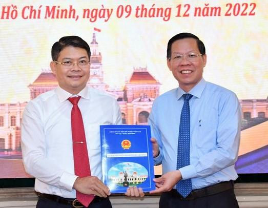 Chủ tịch UBND TPHCM Phan Văn Mãi trao quyết định cho Đại tá Nguyễn Thành Lợi. Ảnh: SGGP Chủ tịch UBND TPHCM Phan Văn Mãi trao quyết định cho Đại tá Nguyễn Thành Lợi. Ảnh: SGGP