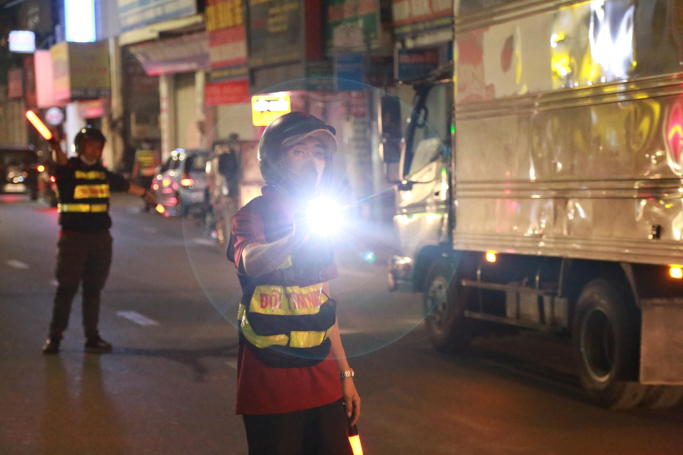 Nhóm bạn trẻ ở TPHCM rong ruổi trong đêm giúp người bị nạn ảnh 10