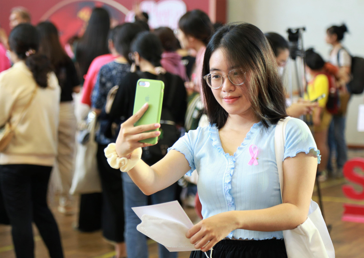 Bạn Huỳnh Hà Ngọc Thư (sinh viên Đại học Kinh tế TPHCM) cho biết: "Mình thấy mọi người hiến tóc vì mục đích ý nghĩa. Thế nên mình cũng tìm hiểu và làm theo".