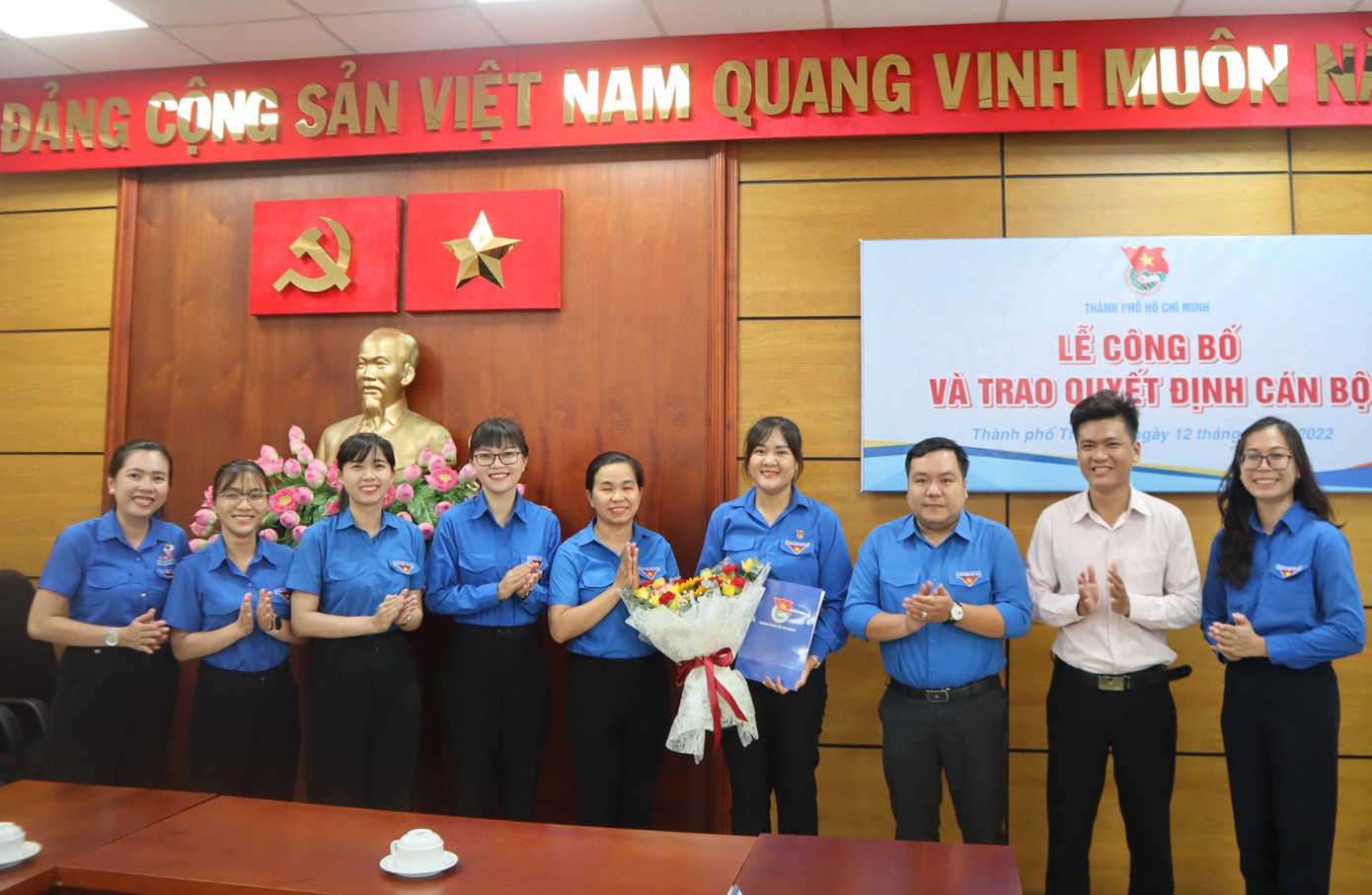 Chị Nguyễn Thị Minh Hồng - Phó Chủ tịch MTTQ Việt Nam TP. Thủ Đức, nguyên Bí thư Thành Đoàn Thủ Đức - cùng tập thể Ban Thường vụ Thành Đoàn Thủ Đức chúc mừng tân Bí thư.