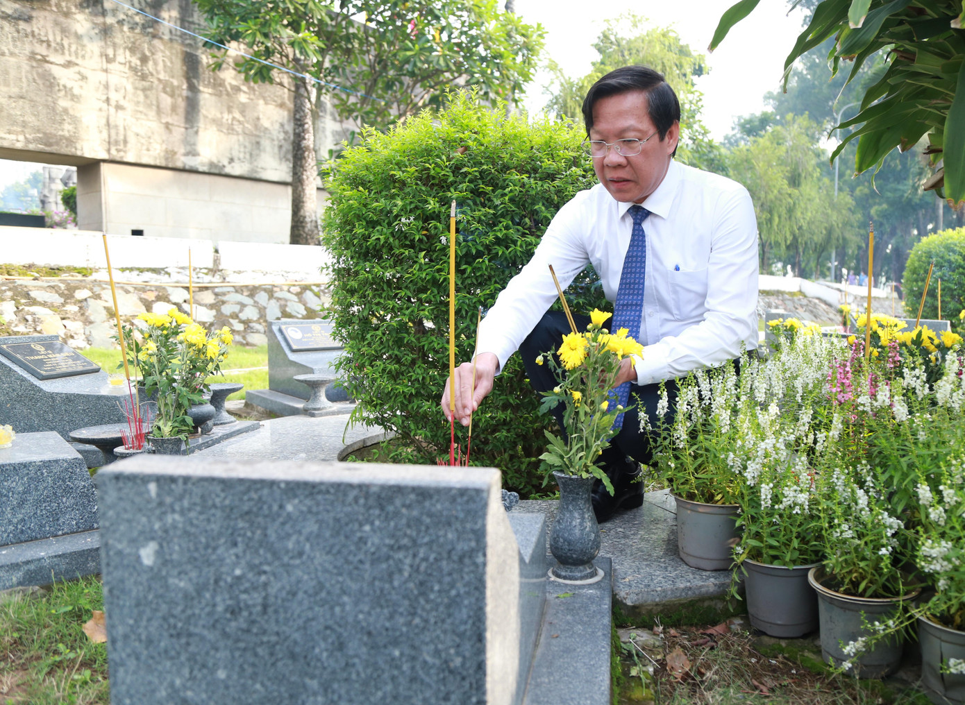 Ngay sau lễ dâng hoa, dâng hương, các lãnh đạo TPHCM thắp hương tại các ngôi mộ liệt sĩ.