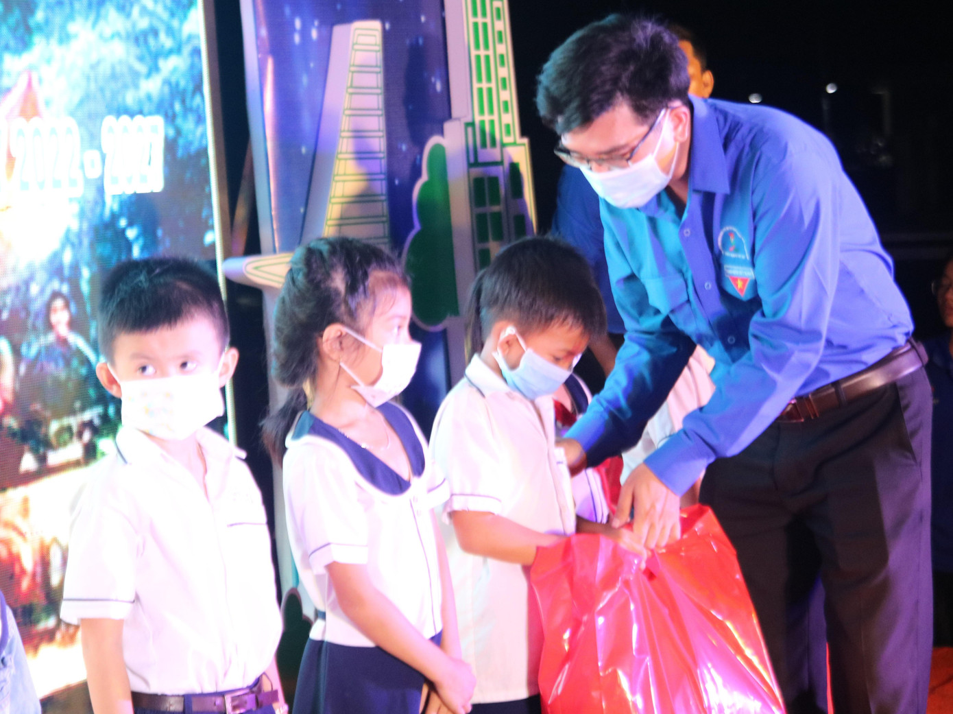 Các phần quà tuy không lớn lao về vật chất nhưng phần nào tiếp thêm động lực phấn đấu và niềm vui cho các bạn nhỏ địa phương.