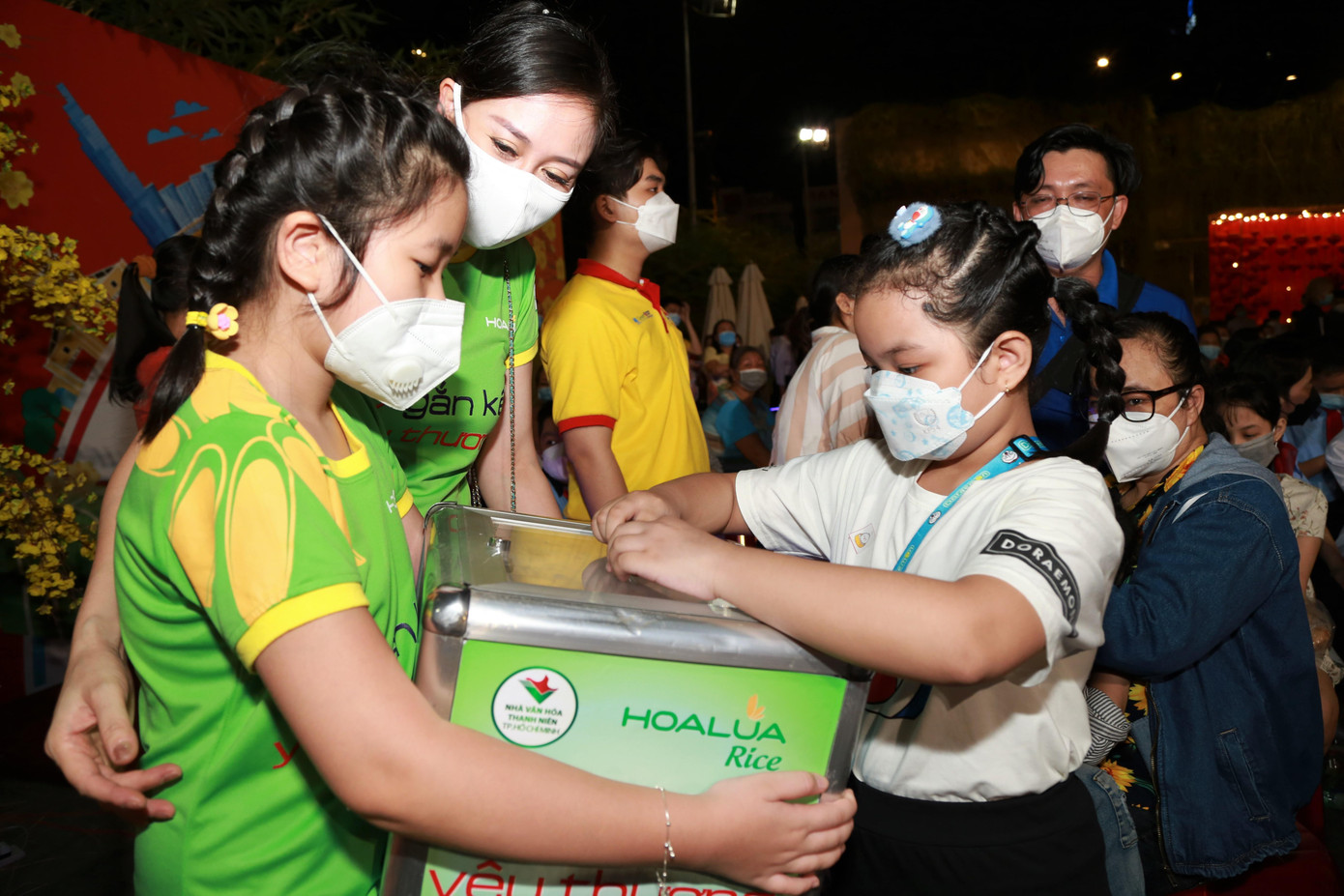 Nhiều em nhỏ cũng đóng góp "của ít lòng nhiều" để chia sẻ với những bạn nhỏ khó khăn hơn. Nhiều em nhỏ cũng đóng góp "của ít lòng nhiều" để chia sẻ với những bạn nhỏ khó khăn hơn.