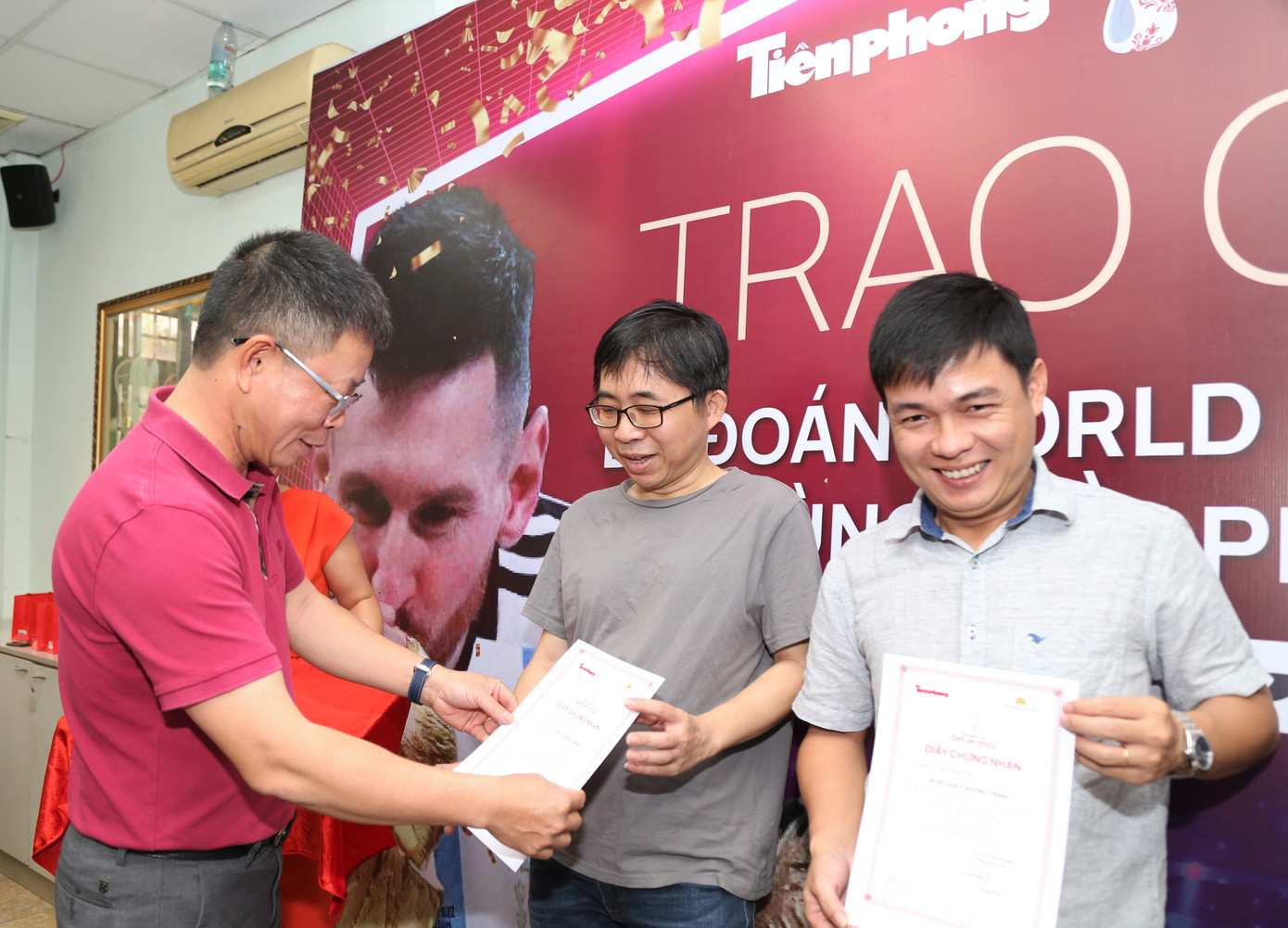 Nhà báo Phùng Công Sưởng trao giải cho các độc giả tham gia cuộc thi.