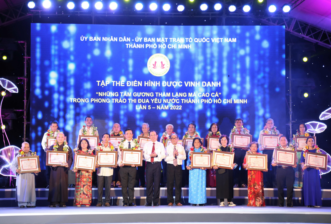 Bí thư Thành ủy TPHCM Nguyễn Văn Nên và ông Trần Hoàng Thám, Ủy viên Thường trực Đoàn chủ tịch Ủy ban T.Ư MTTQ Việt Nam trao bằng khen vinh danh các tập thể tiêu biểu. Bí thư Thành ủy TPHCM Nguyễn Văn Nên và ông Trần Hoàng Thám, Ủy viên Thường trực Đoàn chủ tịch Ủy ban T.Ư MTTQ Việt Nam trao bằng khen vinh danh các tập thể tiêu biểu.