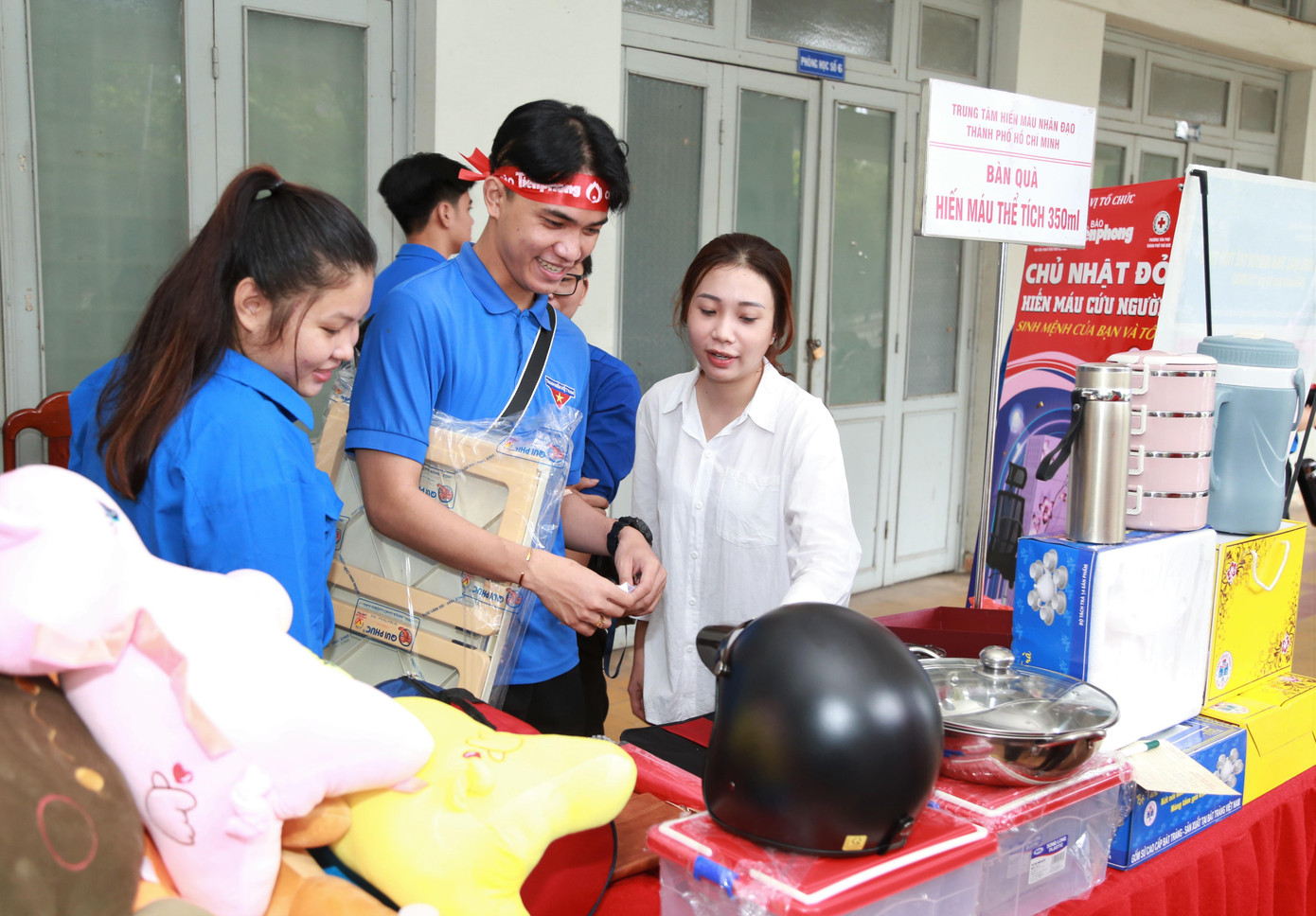 Các bạn tự do chọn những món quà yêu thích sau khi hiến máu.