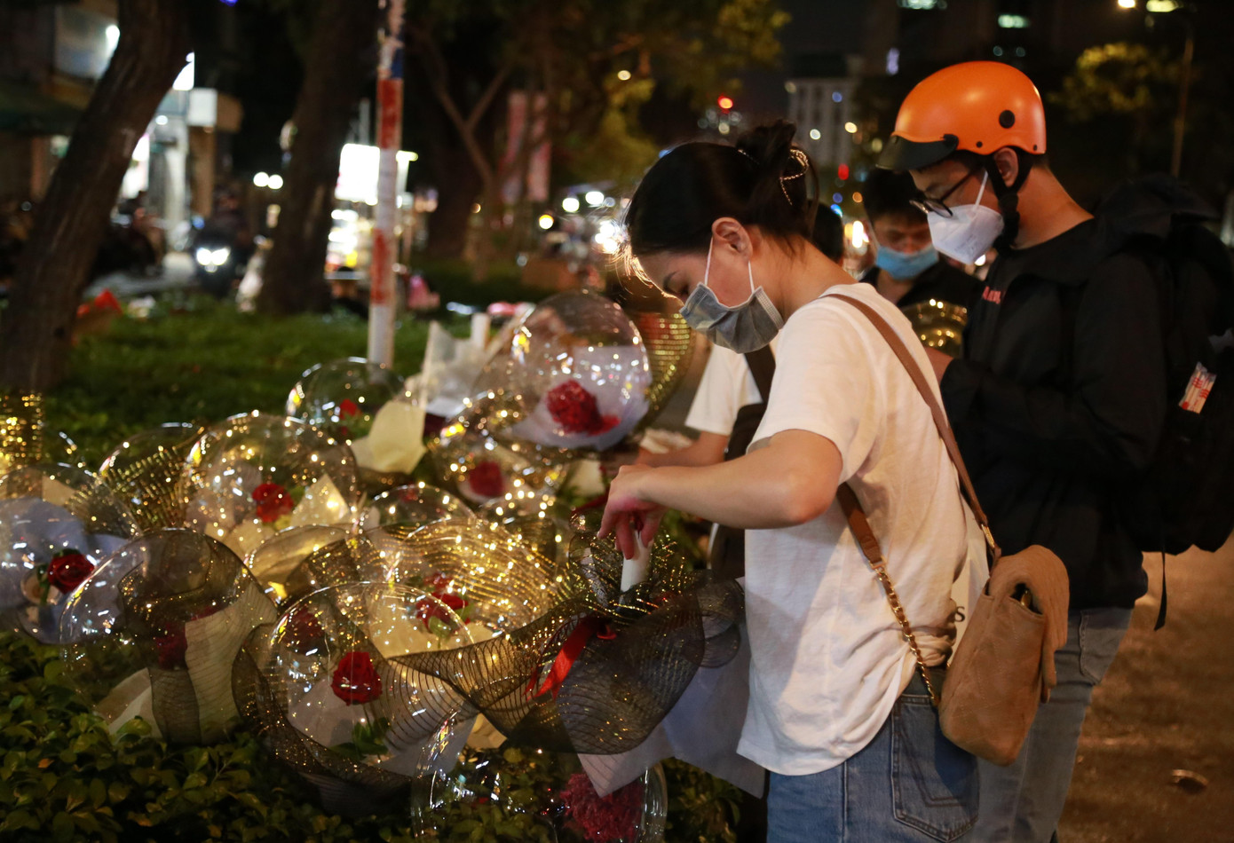 Nhiều bạn trẻ cũng thích thú với những món quà long lanh như thế này.