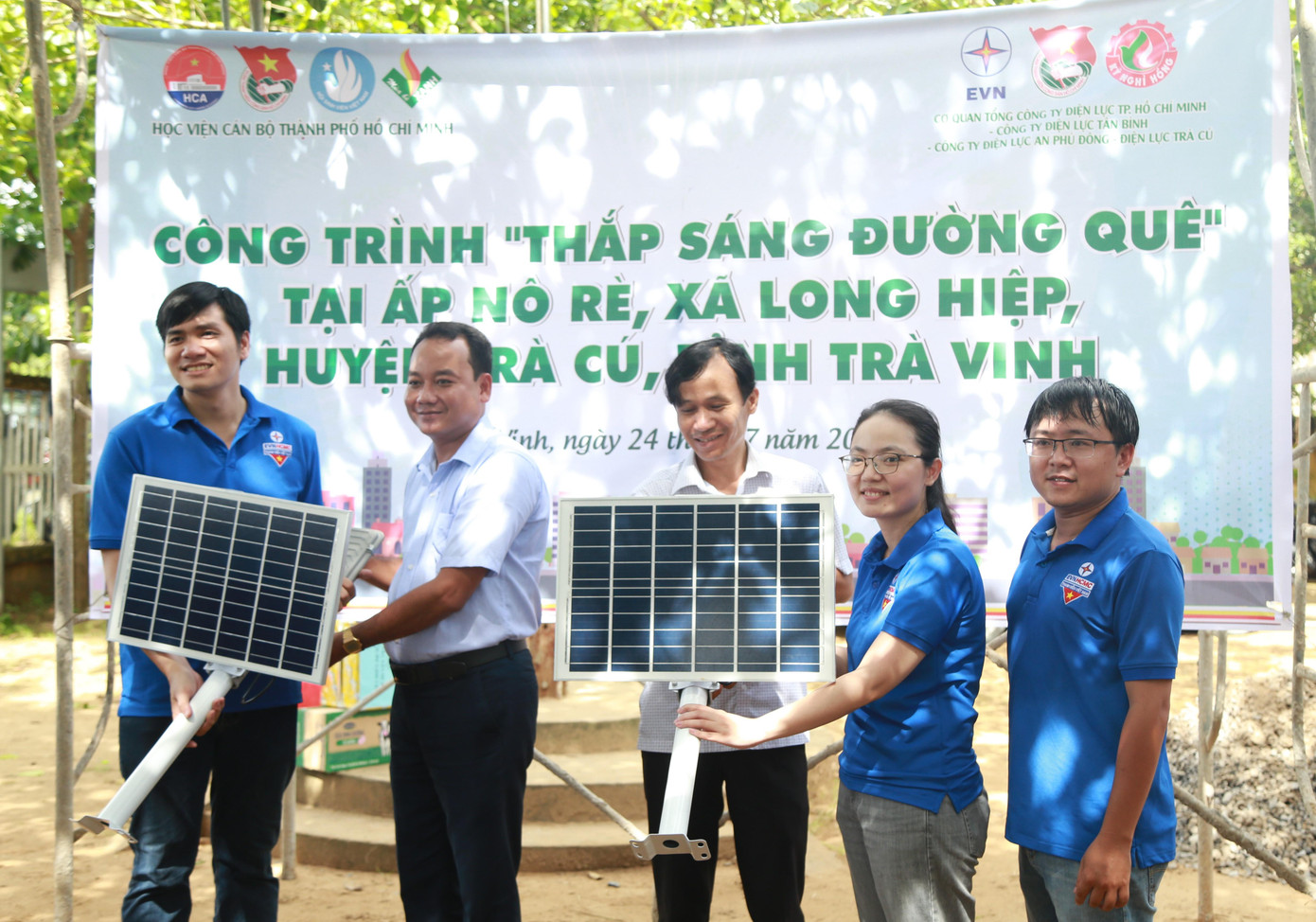 Các đơn vị trực thuộc Đoàn Tổng Công ty Điện lực TPHCM tặng thiết bị đèn năng lượng mặt trời cho địa phương. Các đơn vị trực thuộc Đoàn Tổng Công ty Điện lực TPHCM tặng thiết bị đèn năng lượng mặt trời cho địa phương.