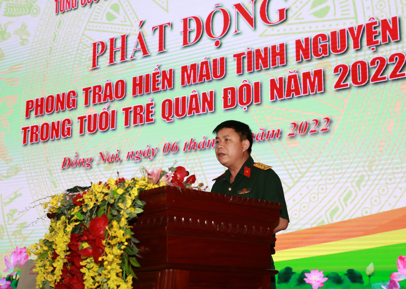 Thượng tá Trần Viết Năng, Ủy viên Ban Thường vụ Trung ương Đoàn, Trưởng ban Thanh niên Quân đội, phát động phong trào hiến máu tình nguyện trong Tuổi trẻ quân đội năm 2022 - Ảnh: Ngô Tùng