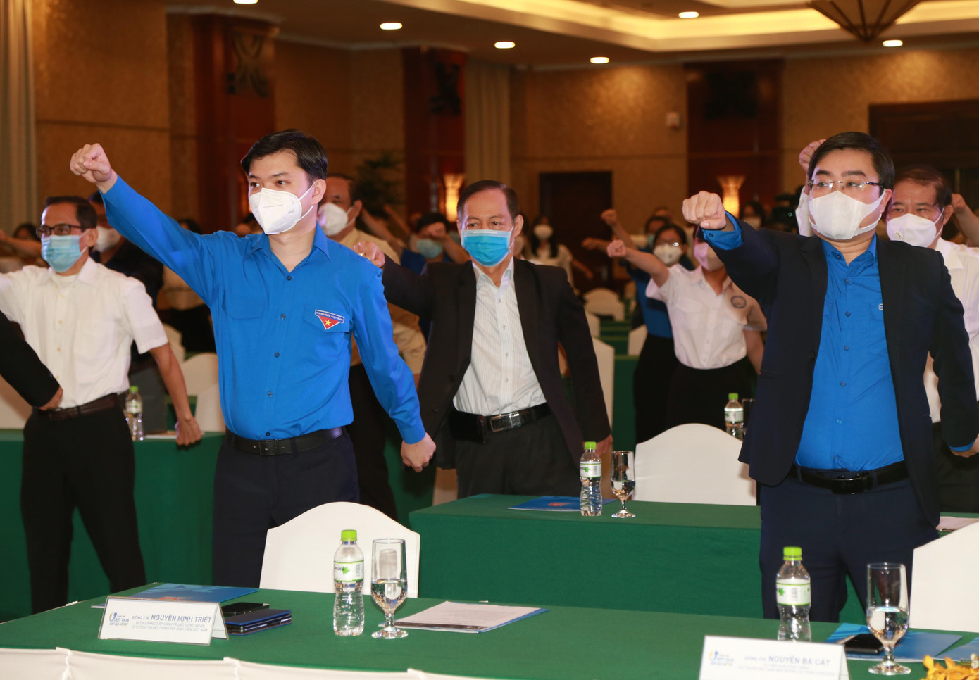 Bí thư Trung ương Đoàn Nguyễn Minh Triết và các đại biểu thực hiện bài tập "Vượt qua nỗi sợ nCoV" Bí thư Trung ương Đoàn Nguyễn Minh Triết và các đại biểu thực hiện bài tập "Vượt qua nỗi sợ nCoV"