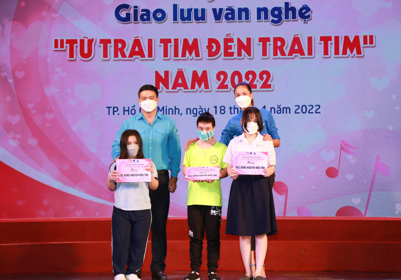 Hội LHTN Việt Nam TPHCM trao các suất học bổng từ Ủy ban MTTQ Việt Nam TPHCM cho các em học sinh ở các cơ sở giáo dục chuyên biệt, mái ấm, nhà mở.