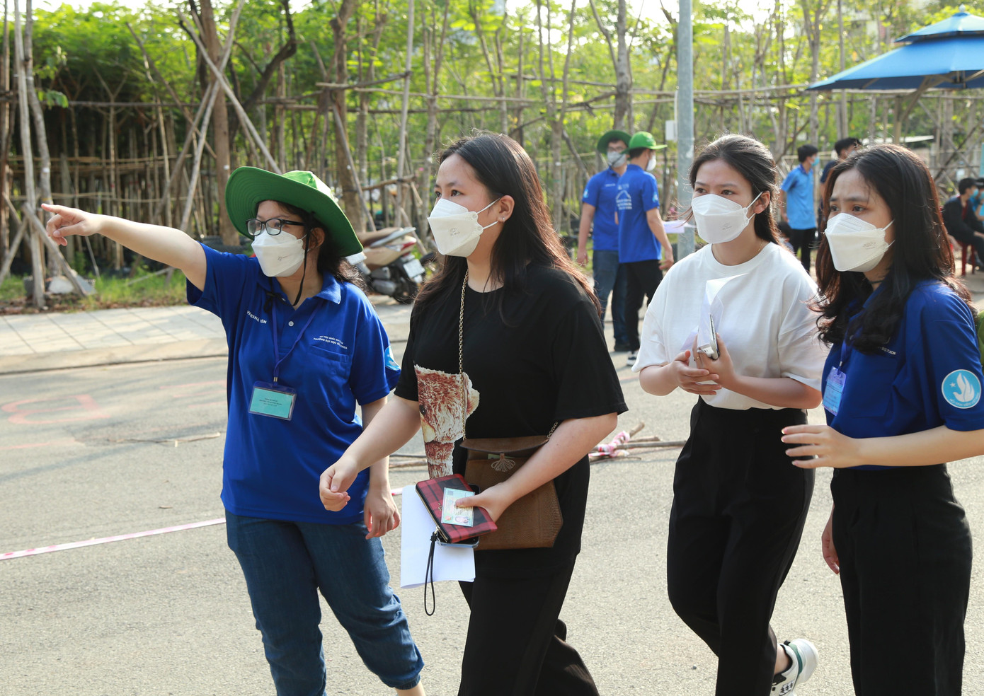 Các thí sinh đầy đủ giấy tờ cần thiết sẽ được hướng dẫn vào điểm thi để chuẩn bị làm bài