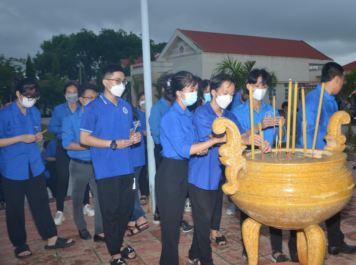 Trong khuôn khổ hành trình &quot;Hoa nhân ái&quot; 2022, các bạn tình nguyện viên, đoàn viên thanh niên đã dâng hương, thắp nến tưởng nhớ công ơn của các thế hệ cha anh tại Bia ghi danh liệt sĩ xã Hàm Cường.