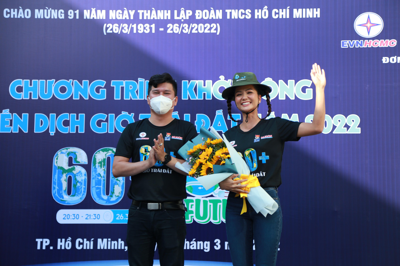 Anh Lê Hoàng Minh, Trưởng ban Công nhân lao động Thành Đoàn TPHCM trao hoa cho đại sứ chiến dịch - Hoa hậu H&apos;Hen Niê
