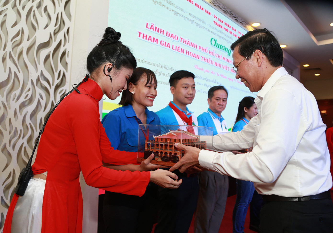 Chủ tịch UBND TPHCM Phan Văn Mãi trao quà cho các phụ trách thiếu nhi. Chủ tịch UBND TPHCM Phan Văn Mãi trao quà cho các phụ trách thiếu nhi.