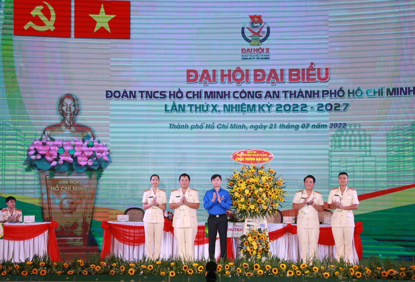 Bí thư T.Ư Đoàn Nguyễn Minh Triết trao hoa của Ban Bí thư T.Ư Đoàn chúc mừng đại hội.