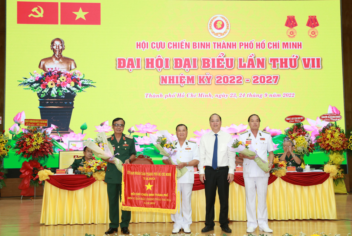 Lãnh đạo TPHCM trao Cờ thi đua cho Hội CCB TPHCM. Lãnh đạo TPHCM trao Cờ thi đua cho Hội CCB TPHCM.