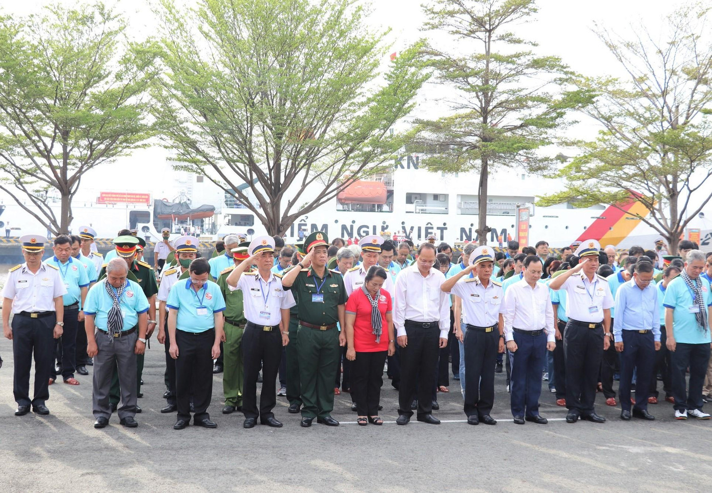 Trước giờ khởi hành chuyến công tác, Đoàn đại biểu TPHCM thắp hương tưởng niệm các anh hùng liệt sĩ tại Tượng đài Đoàn tàu không số và Đền tưởng niệm Anh hùng liệt sĩ Đoàn tàu không số. Trước giờ khởi hành chuyến công tác, Đoàn đại biểu TPHCM thắp hương tưởng niệm các anh hùng liệt sĩ tại Tượng đài Đoàn tàu không số và Đền tưởng niệm Anh hùng liệt sĩ Đoàn tàu không số.