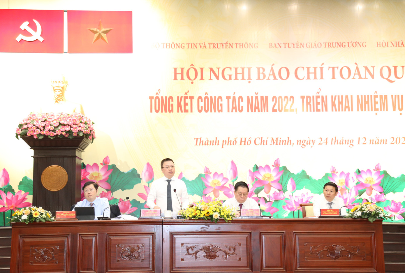 Chủ tịch Hội Nhà báo Việt Nam Lê Quốc Minh (đứng) cùng lãnh đạo Ban Tuyên giáo Trung ương, Bộ Thông tin và Truyền thông điều hành hội nghị.