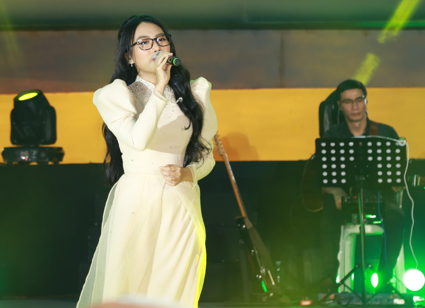 Phương Mỹ Chi mang đến đêm nhạc những làn điệu dân ca trữ tình qua những ca khúc quen thuộc Bài ca đất phương Nam (phim Đất phương Nam) và Mẹ ơi mai con về (phim Có căn nhà nằm nghe nắng mưa). Phương Mỹ Chi mang đến đêm nhạc những làn điệu dân ca trữ tình qua những ca khúc quen thuộc Bài ca đất phương Nam (phim Đất phương Nam) và Mẹ ơi mai con về (phim Có căn nhà nằm nghe nắng mưa).