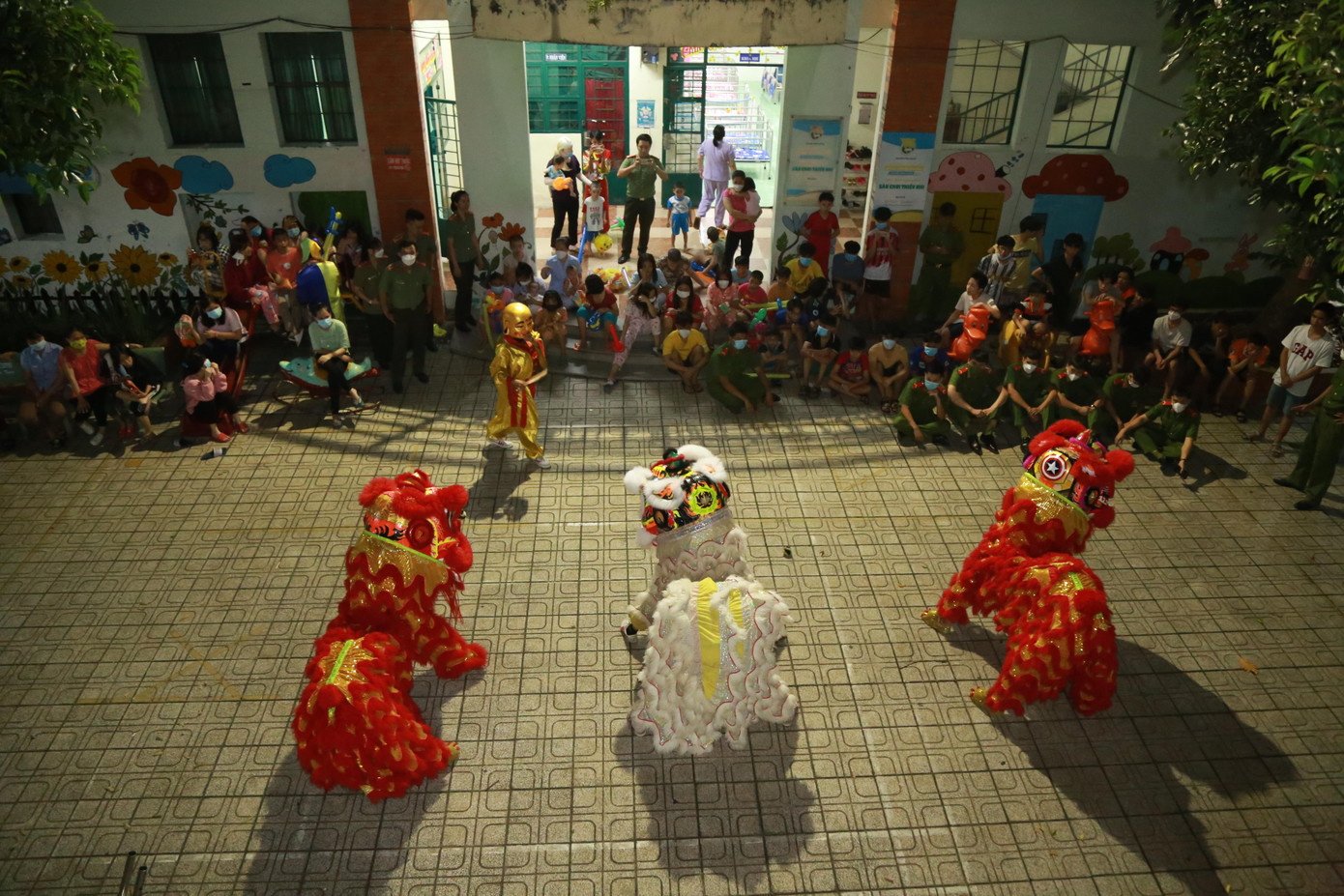 Các em xem múa lân Các em xem múa lân