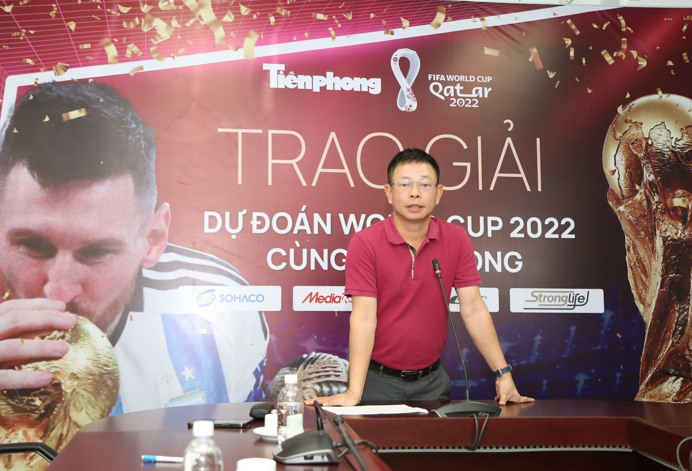 Phó Tổng Biên tập báo Tiền Phong Phùng Công Sưởng phát biểu tại lễ trao giải tại đầu cầu TPHCM. Ảnh: Ngô Tùng