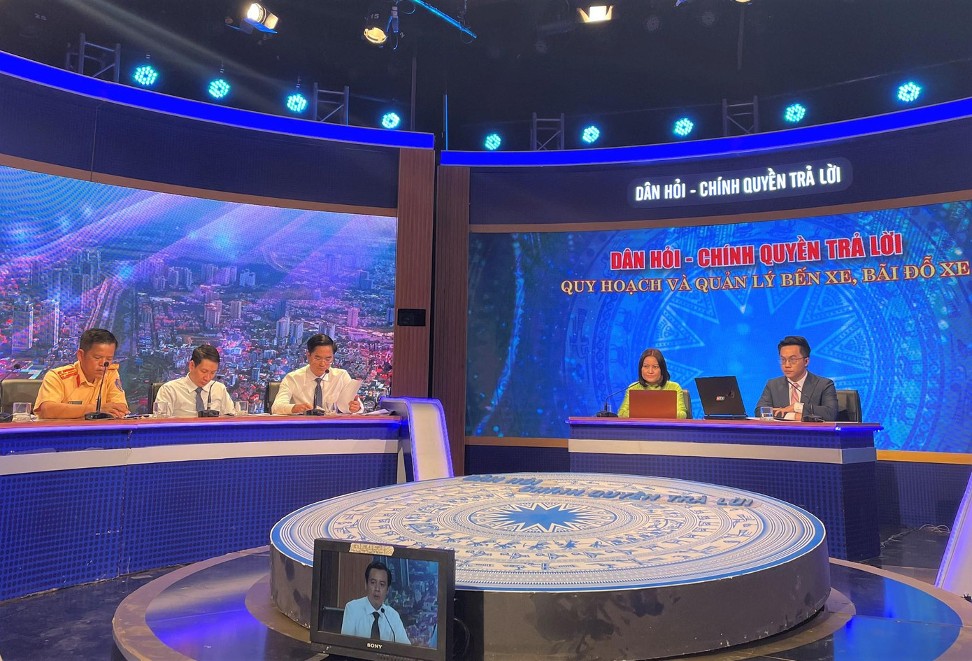 Quang cảnh chương trình "Dân hỏi - Chính quyền trả lời" số tháng 11. Ảnh: Châu Thảo. Quang cảnh chương trình "Dân hỏi - Chính quyền trả lời" số tháng 11. Ảnh: Châu Thảo.