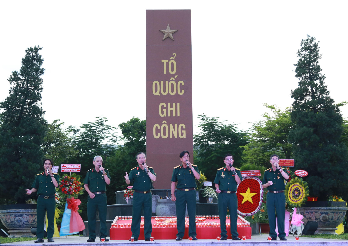 Những tiết mục văn nghệ gợi nhắc truyền thống đấu tranh anh dũng, kiên cường của các thế hệ cha anh trong các cuộc chiến tranh vệ quốc của dân tộc.