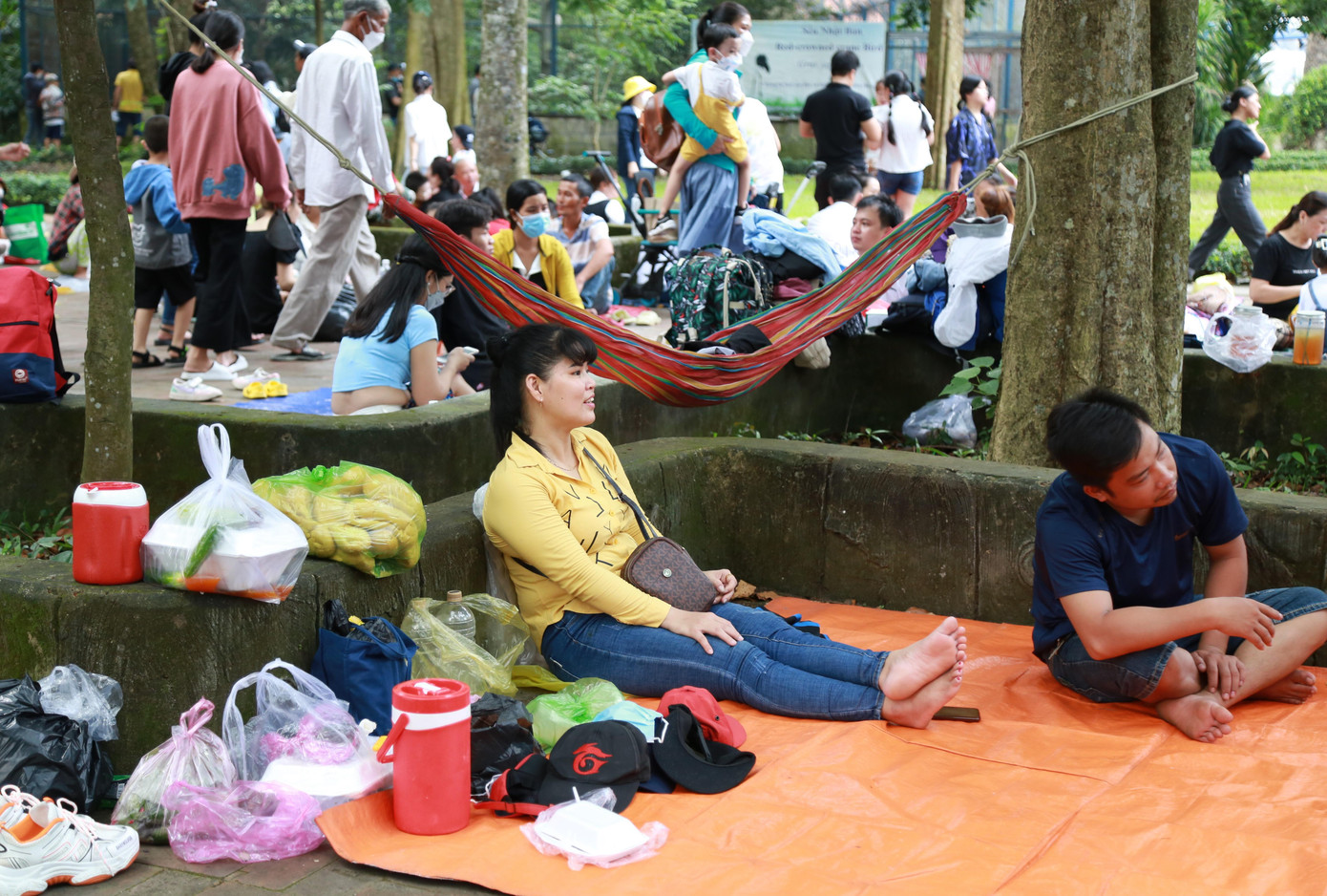 Mỏi chân, người dân có thể trải bạt nghỉ ngơi tại một số nơi phù hợp trong công viên.